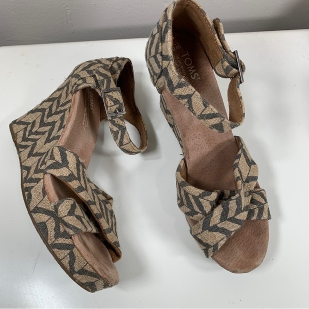 TOMS platform wedge heels canvas tan black Aztec zigzag ankle strap sandals 6.5W